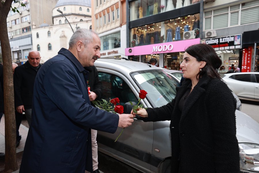 Başkan Adayı Büyükgöz’den Gebzelilere Çiçek Takdimi 