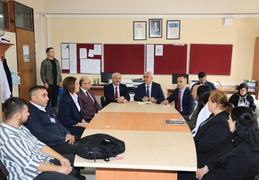 Kaymakam Özyiğit ve Başkan Büyükgöz Bayrak Töreninde