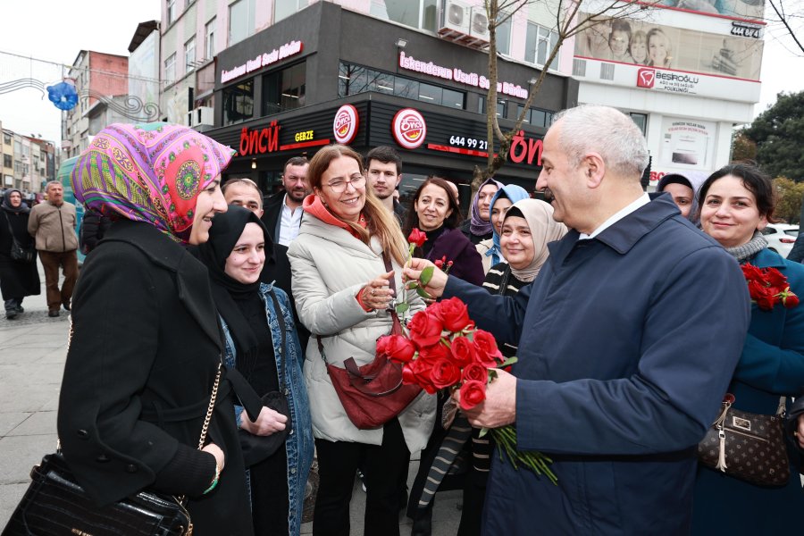 Başkan Adayı Büyükgöz’den Gebzelilere Çiçek Takdimi 