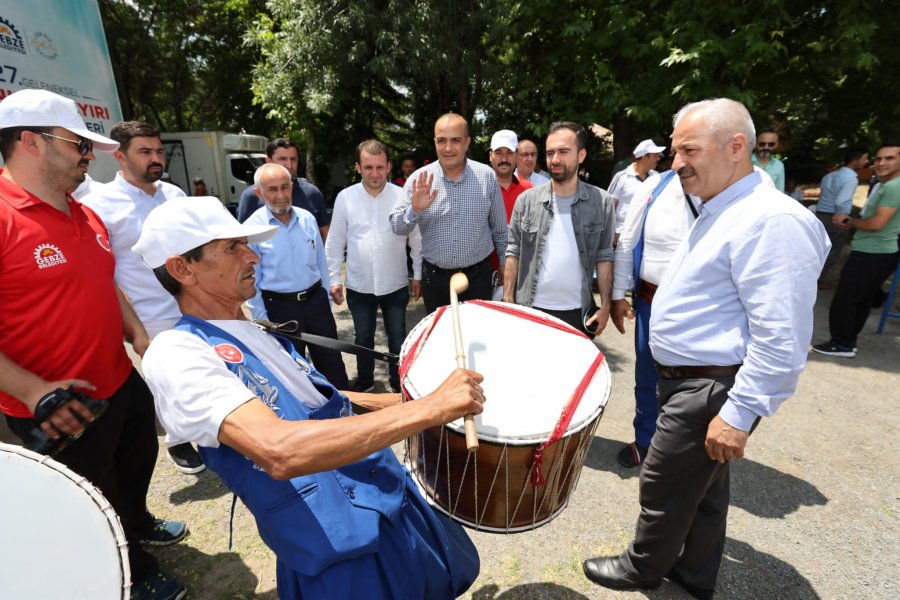 Tarihi Hünkar Çayırı Yağlı Güreşlerinde  Altın Kemer Ali Gürbüz’ün