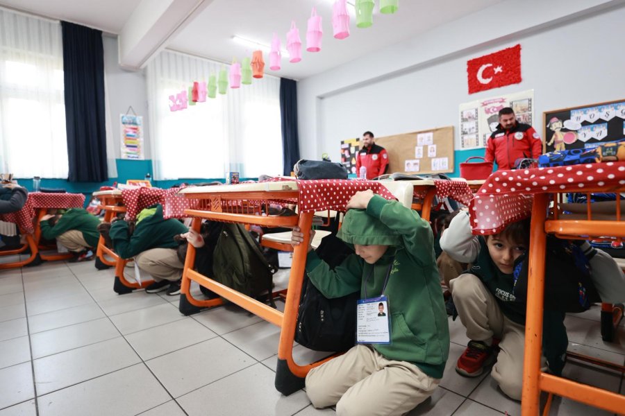 GEAK’tan İlkokul Öğrencilerine Deprem Tatbikatı
