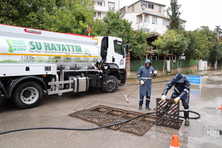 Gebze Belediyesi Ekiplerinden Sağanak Mesaisi