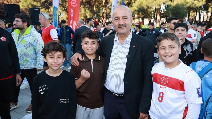 Bizim Çocuklar’ın Maçı Kent Meydanı’nda İzlendi
