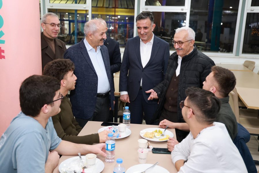 Başkan Büyükgöz Gençlerle Sahur Sofrasında Bir Araya Geldi