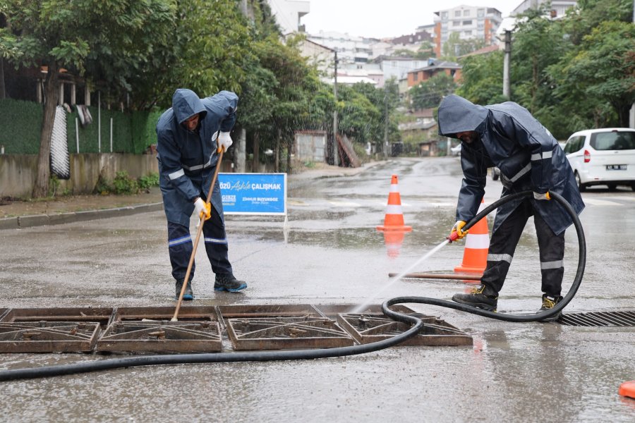 Gebze Belediyesi Ekiplerinden Sağanak Mesaisi