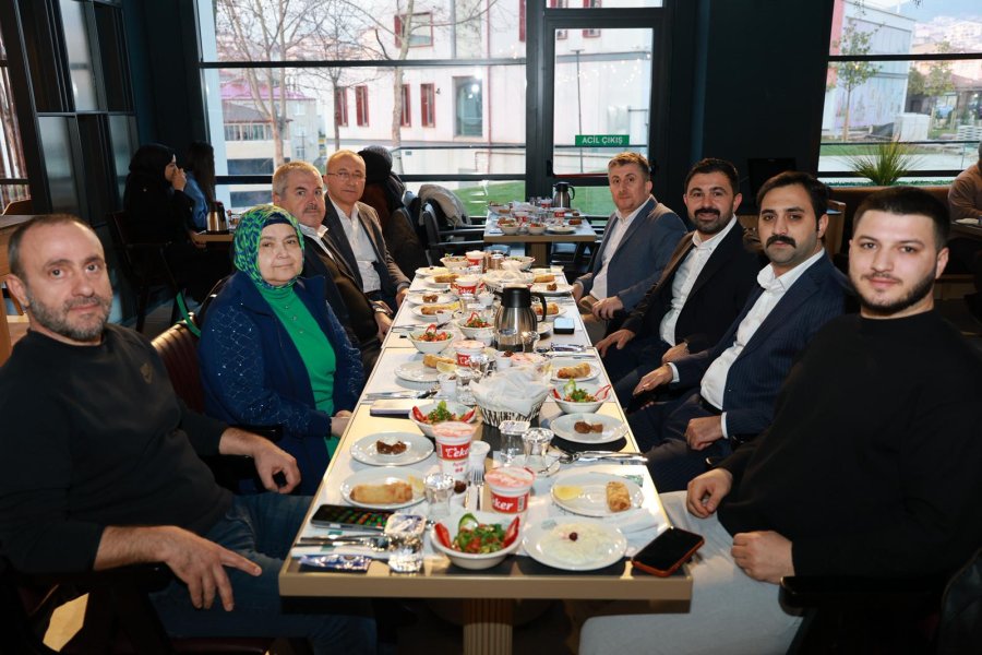 GEBZE BELEDİYE BAŞKANI ZİNNUR BÜYÜKGÖZ YENİ AÇILAN BEYLİKBAĞI GÜZİDEDE İLÇE PROTOKOLÜNÜ AĞIRLADI