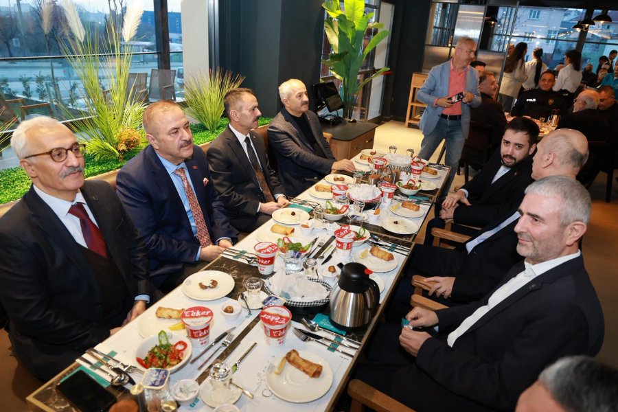 GEBZE BELEDİYE BAŞKANI ZİNNUR BÜYÜKGÖZ YENİ AÇILAN BEYLİKBAĞI GÜZİDEDE İLÇE PROTOKOLÜNÜ AĞIRLADI