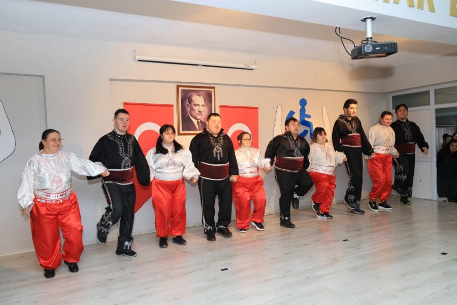 Başkan Büyükgöz ve Protokol  Özel Çocukların Yanında