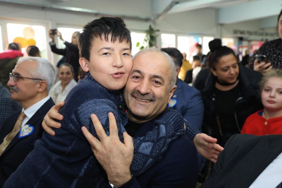 Başkan Büyükgöz ve Protokol  Özel Çocukların Yanında