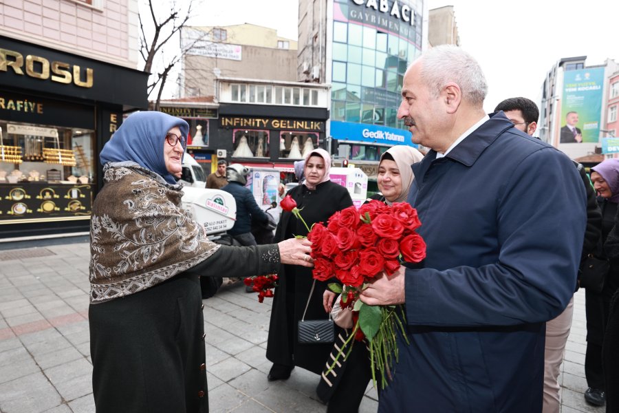 Başkan Adayı Büyükgöz’den Gebzelilere Çiçek Takdimi 