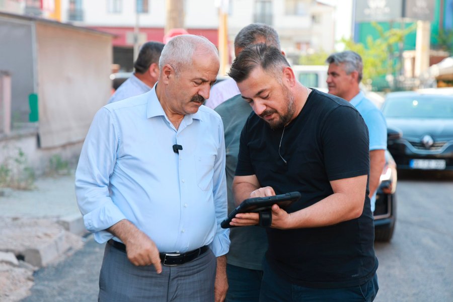 Başkan Büyükgöz, İstasyon Mahallesi'nde Devam Eden Asfalt Çalışmalarını Yerinde İnceledi