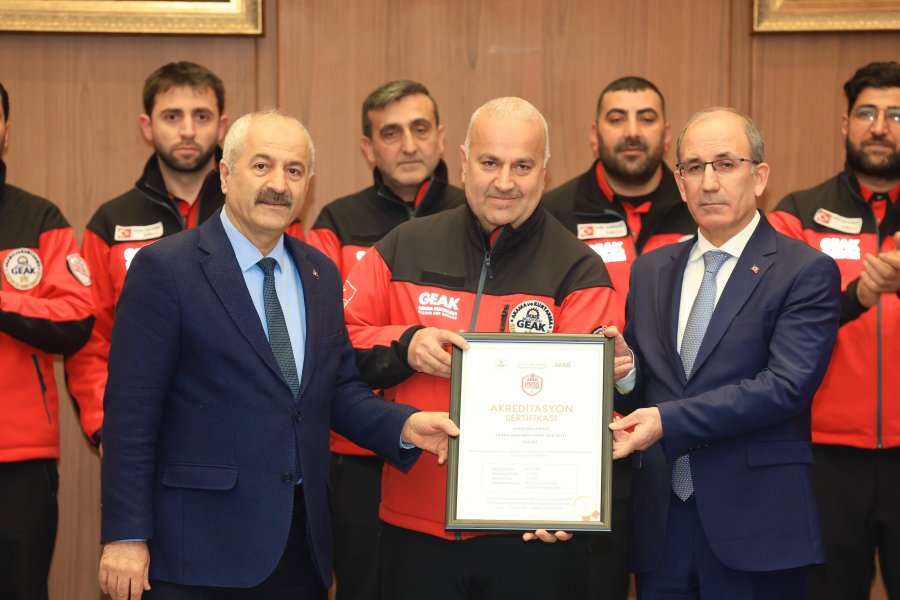 Gebze’nin kahramanları GEAK ekibine  AFAD Sertifikası ve Arma Takdimi
