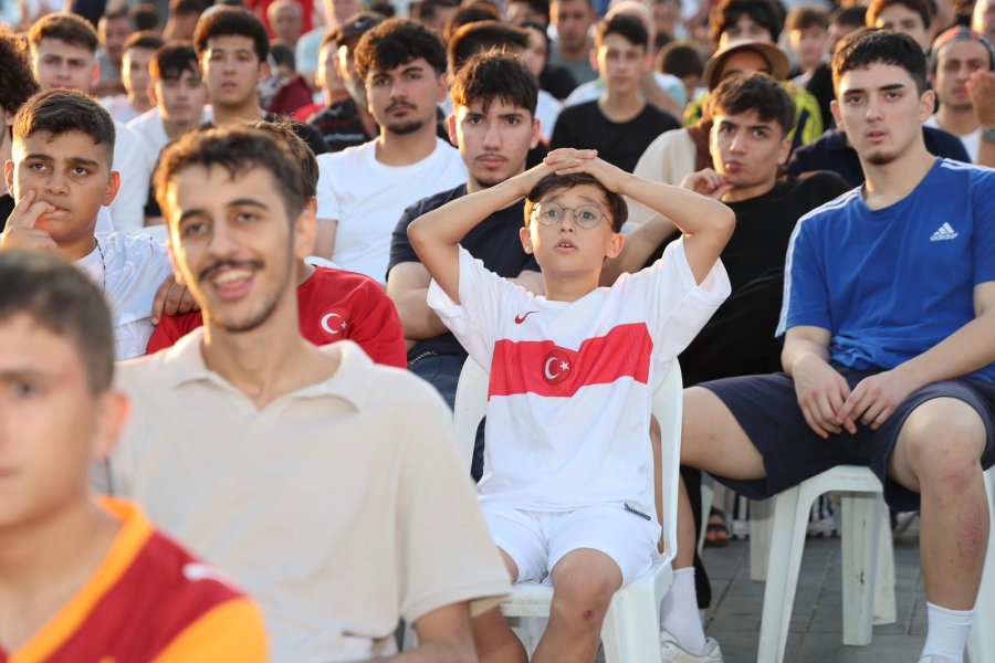 Gebze Kent Meydanı’nda Milli Maç Coşkusu