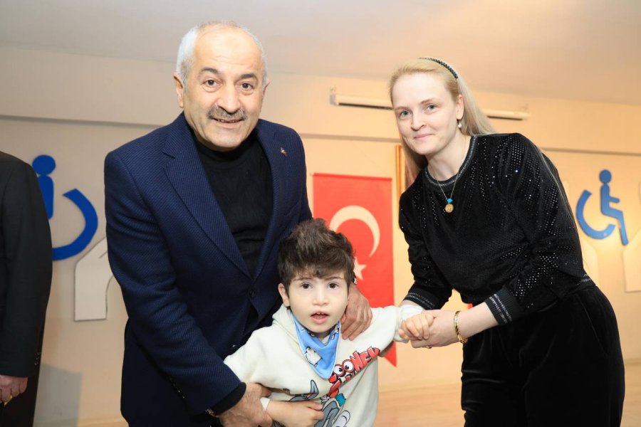 Başkan Büyükgöz ve Protokol  Özel Çocukların Yanında