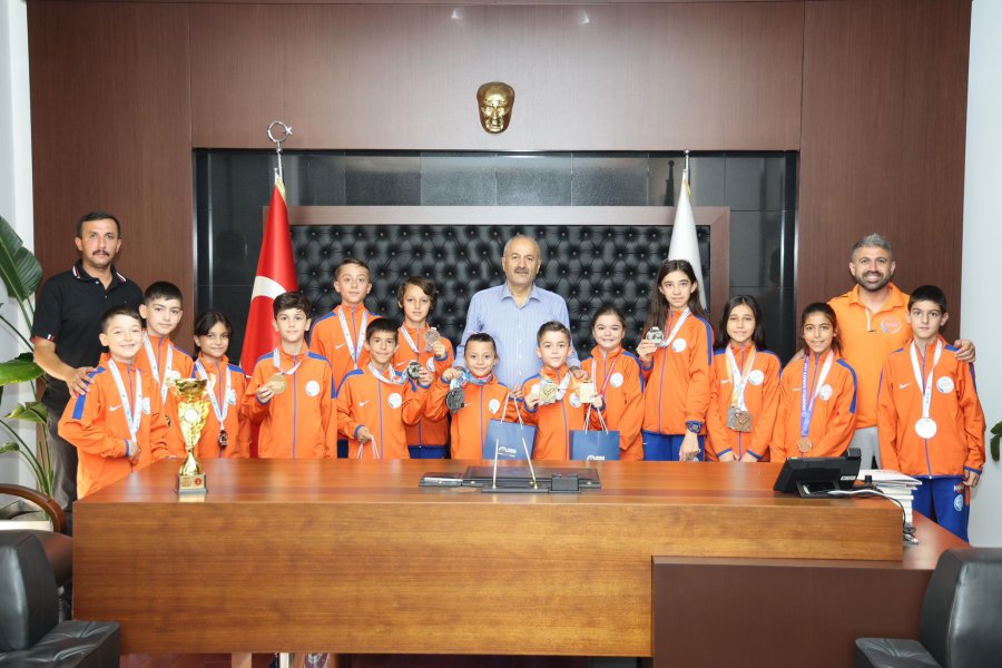 Başarılı Karatecilerden Başkan Büyükgöz’e Ziyaret