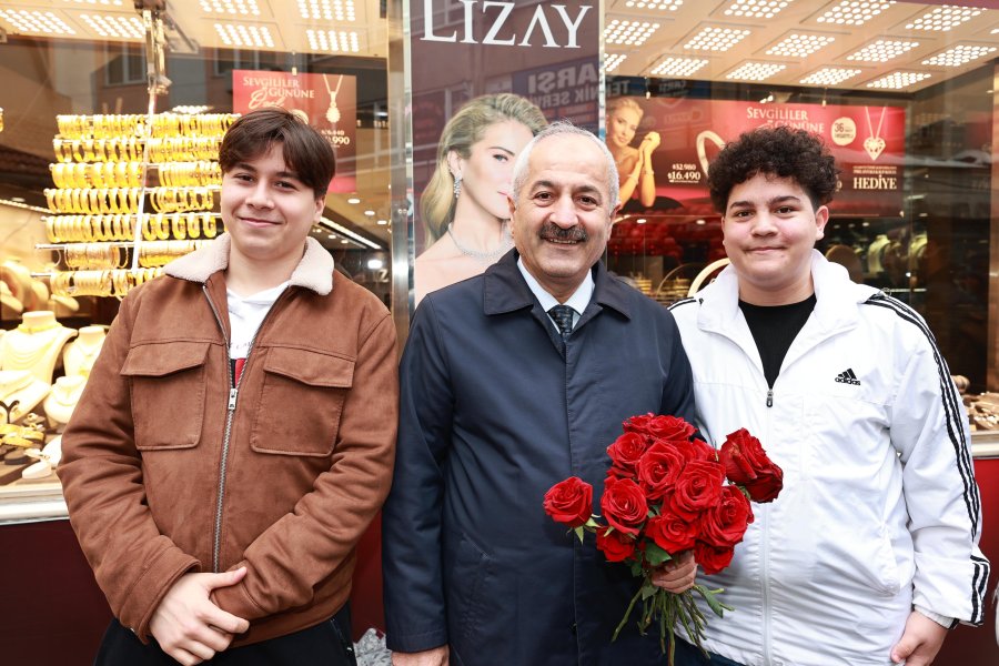 Başkan Adayı Büyükgöz’den Gebzelilere Çiçek Takdimi 