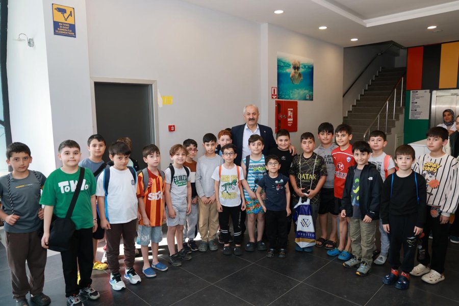 Başkan Büyükgöz Minik Yüzücülerle Bir Araya Geldi