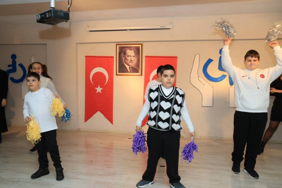 Başkan Büyükgöz ve Protokol  Özel Çocukların Yanında