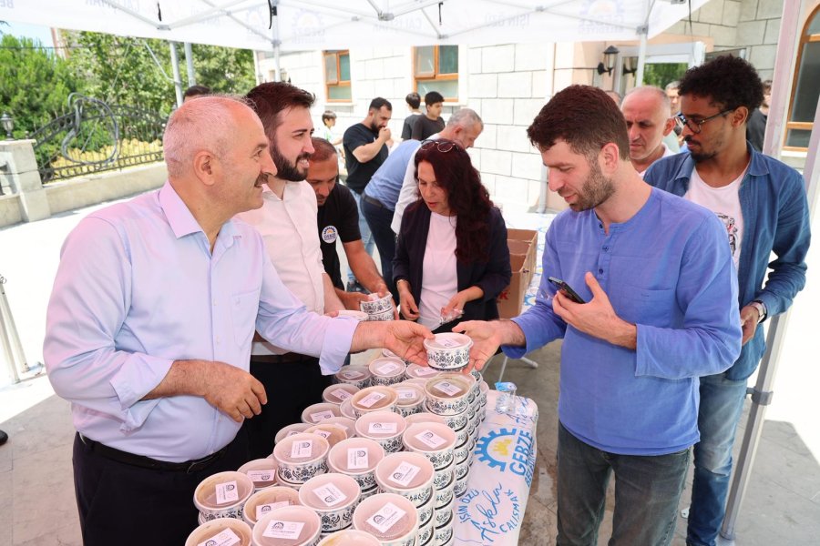 Başkanlar Cuma Namazı Sonrası Vatandaşa Aşure Dağıttı