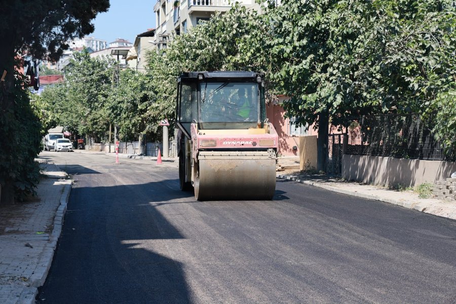 Başkan Büyükgöz, İstasyon Mahallesi'nde Devam Eden Asfalt Çalışmalarını Yerinde İnceledi
