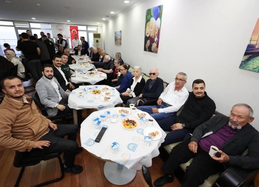 Başkan Büyükgöz Huzurevi Sakinlerine Konuk Oldu