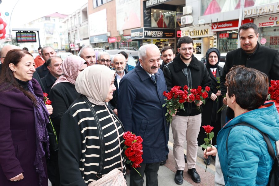 Başkan Adayı Büyükgöz’den Gebzelilere Çiçek Takdimi 