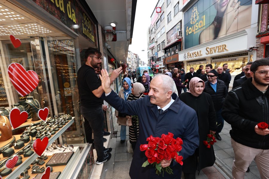 Başkan Adayı Büyükgöz’den Gebzelilere Çiçek Takdimi 