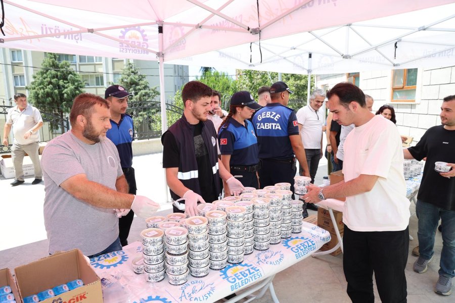 Başkanlar Cuma Namazı Sonrası Vatandaşa Aşure Dağıttı