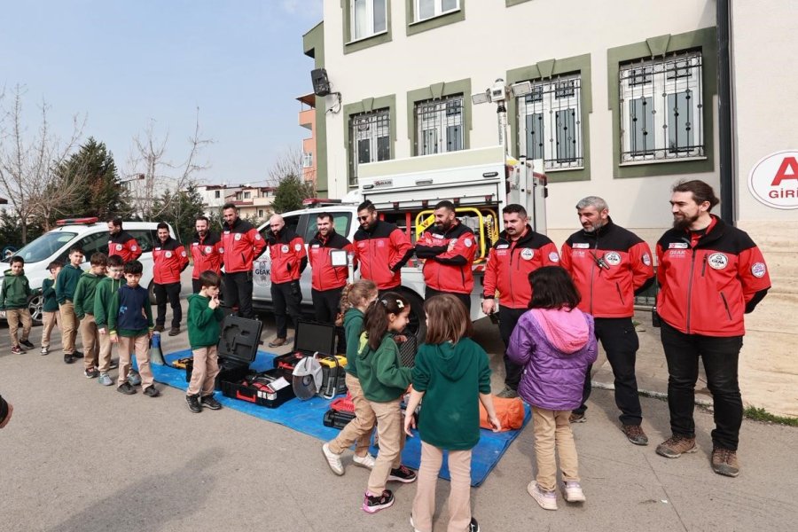GEAK’tan İlkokul Öğrencilerine Deprem Tatbikatı