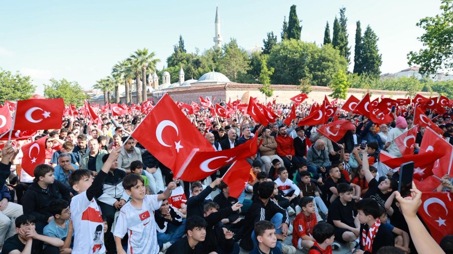 Bizim Çocuklar’ın Maçı Kent Meydanı’nda İzlendi
