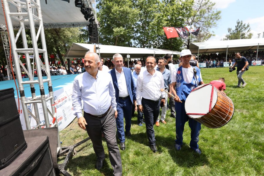 Tarihi Hünkar Çayırı Yağlı Güreşlerinde  Altın Kemer Ali Gürbüz’ün