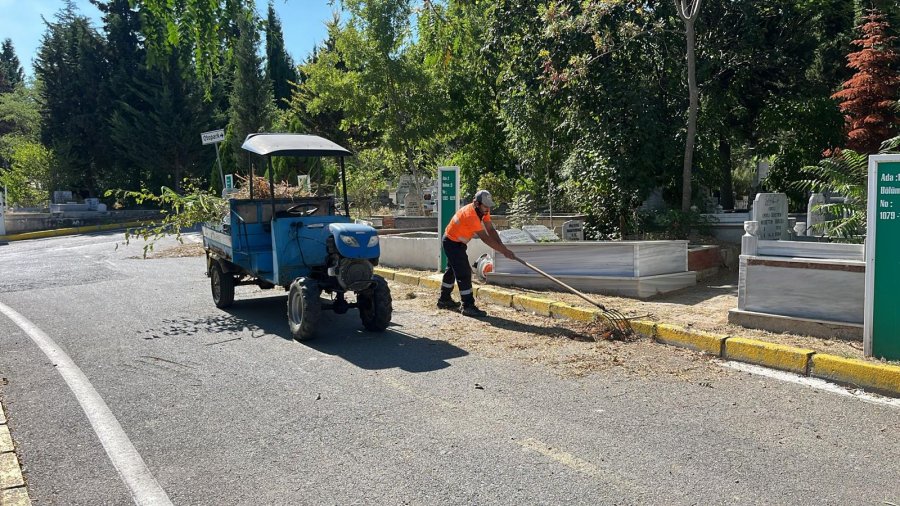 Gebze’de Mezarlıklara Titiz Bakım
