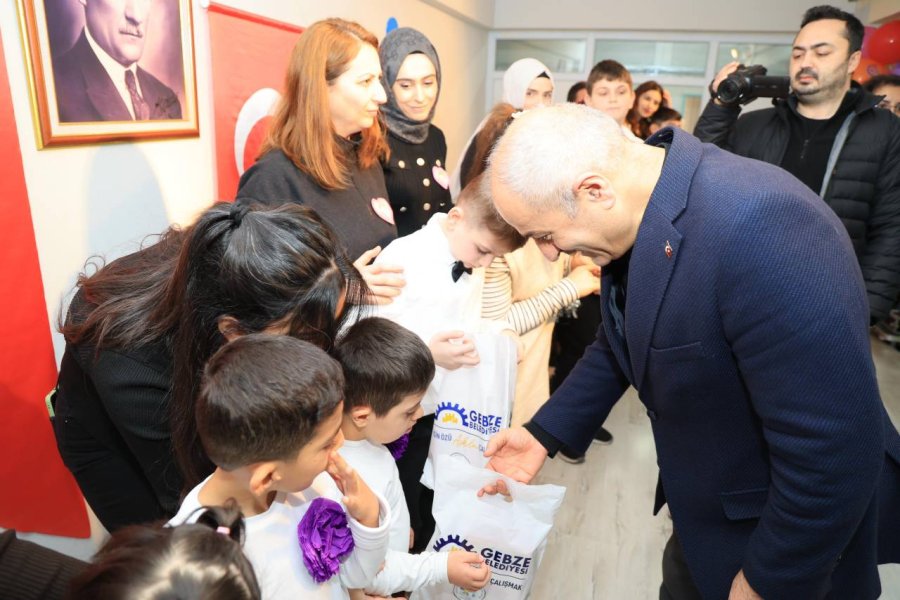 Başkan Büyükgöz ve Protokol  Özel Çocukların Yanında