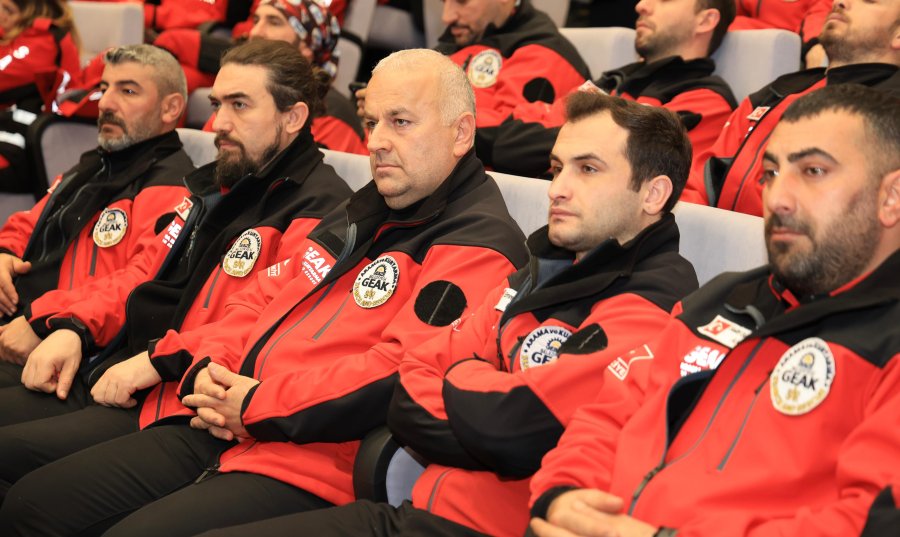 Gebze’nin kahramanları GEAK ekibine  AFAD Sertifikası ve Arma Takdimi