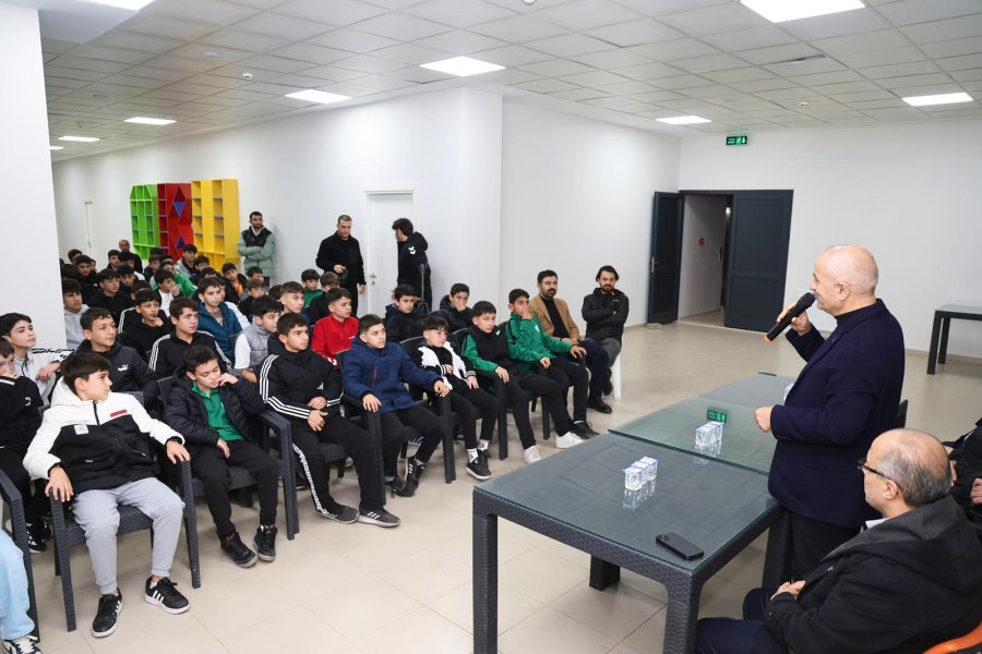 Başkan Büyükgöz Beylikbağısporun Genç Futbolcularıyla Buluştu