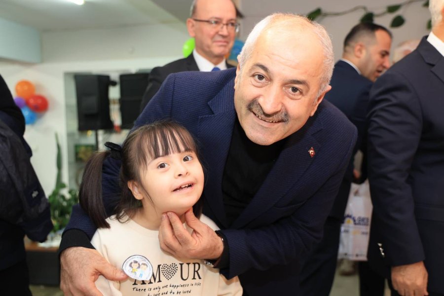 Başkan Büyükgöz ve Protokol  Özel Çocukların Yanında
