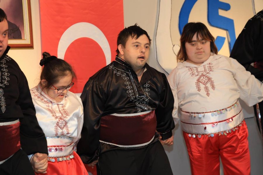 Başkan Büyükgöz ve Protokol  Özel Çocukların Yanında