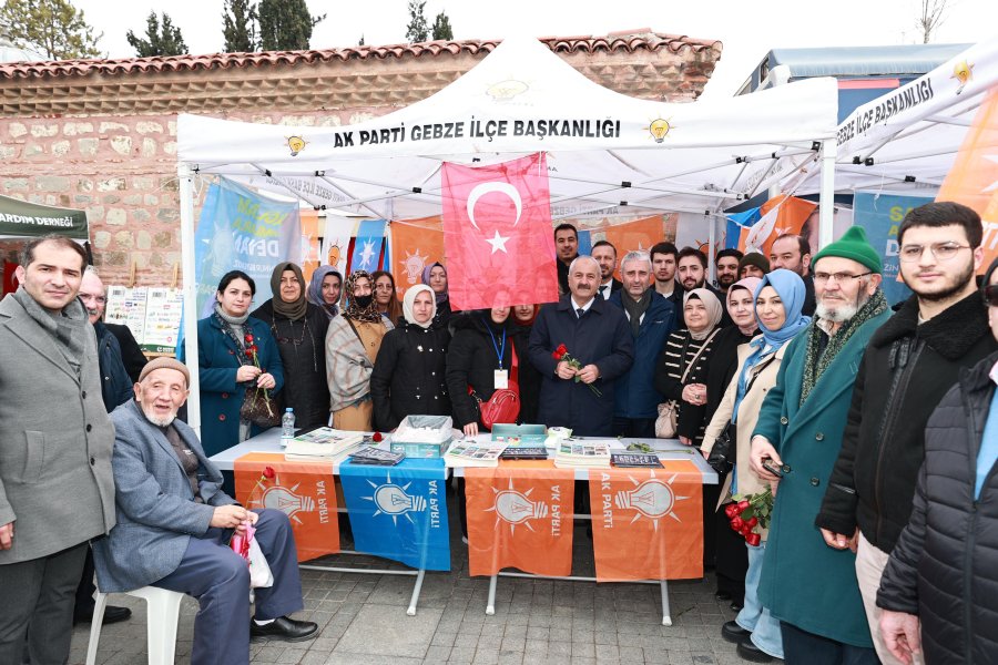Başkan Adayı Büyükgöz’den Gebzelilere Çiçek Takdimi 