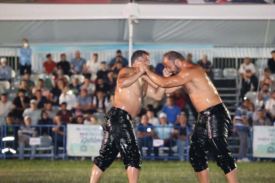 Tarihi Hünkar Çayırı Yağlı Güreşlerinde  Altın Kemer Ali Gürbüz’ün
