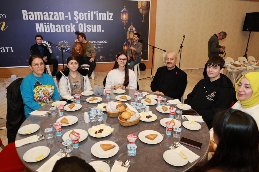 Gebze’de Mevsim Ramazan Kapsamında Yetim ve Öksüz Çocuklara İftar 