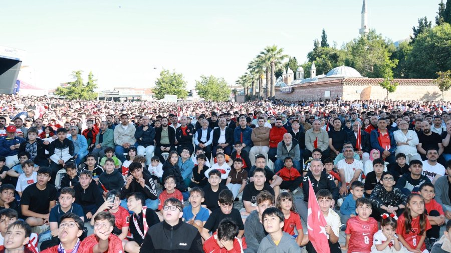 Bizim Çocuklar’ın Maçı Kent Meydanı’nda İzlendi