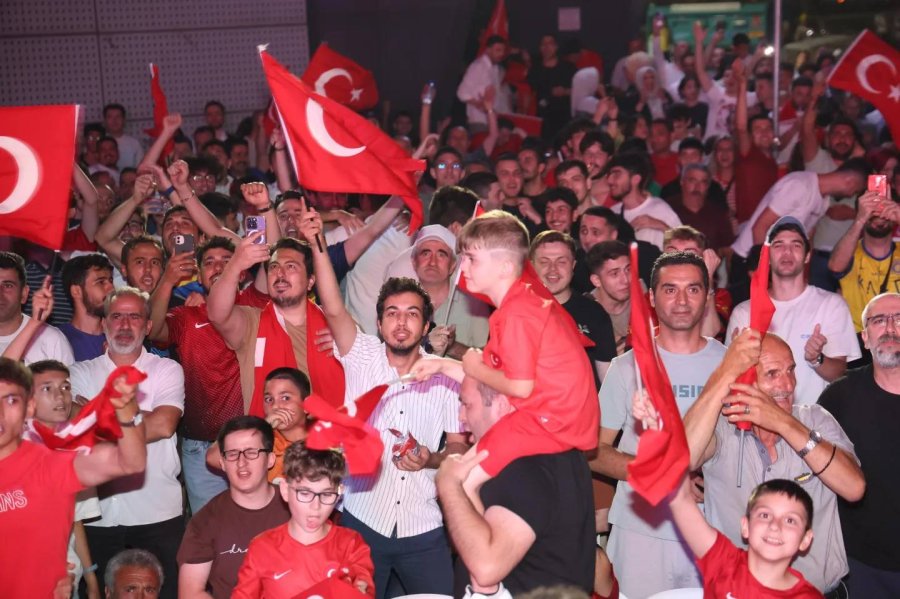 Gebze Meydanda Milli Takım Coşkusu