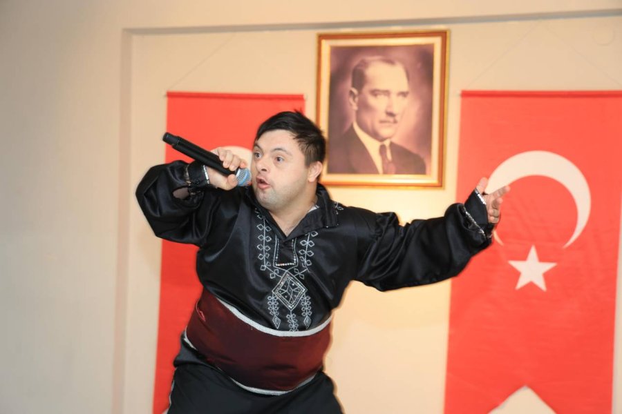 Başkan Büyükgöz ve Protokol  Özel Çocukların Yanında