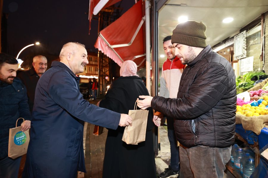 Cumhur İttifakı Adayı Büyükgöz’den İşe Giden Vatandaşlara İkram