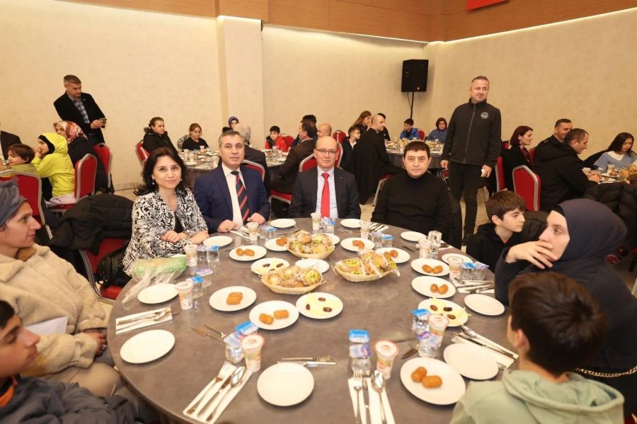 Başkan Büyükgöz yetim ve öksüzleri unutmadı   