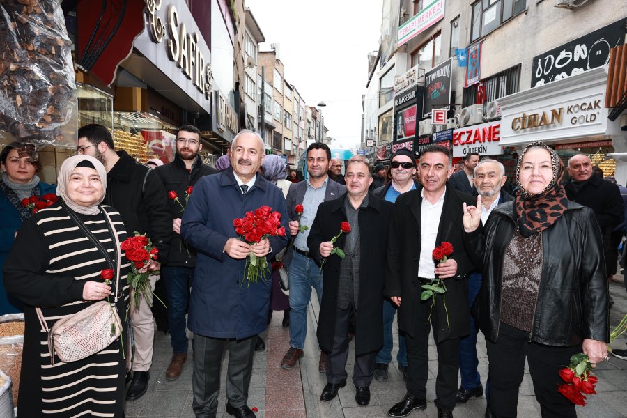 Başkan Adayı Büyükgöz’den Gebzelilere Çiçek Takdimi 
