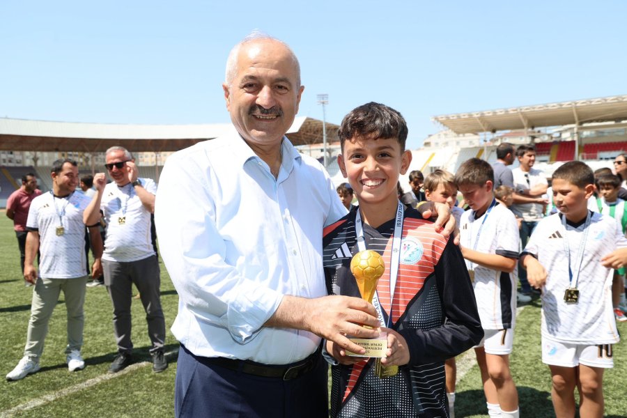 Başkan Büyükgöz Minik Sporcuları Yalnız Bırakmadı