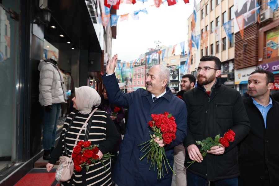 Başkan Adayı Büyükgöz’den Gebzelilere Çiçek Takdimi 