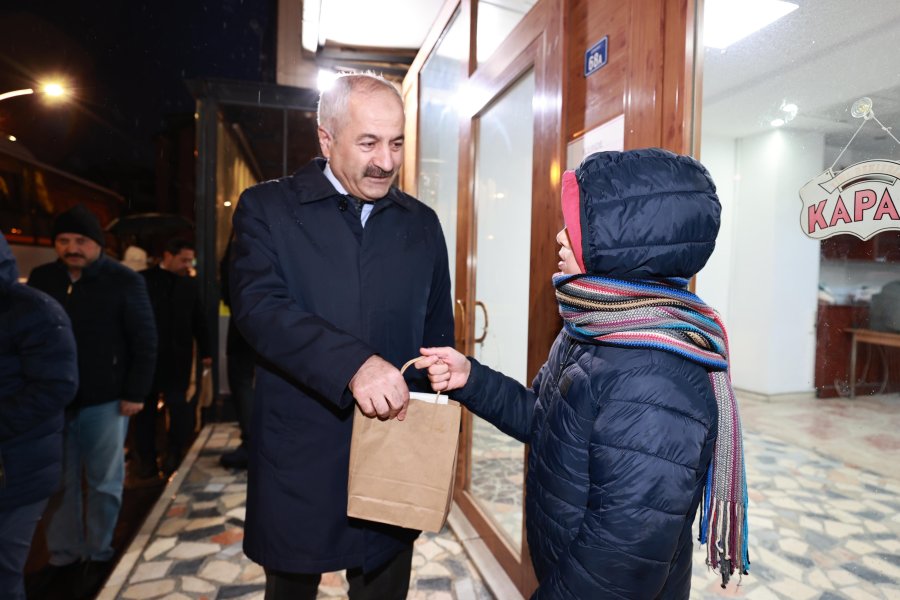 Cumhur İttifakı Adayı Büyükgöz’den İşe Giden Vatandaşlara İkram