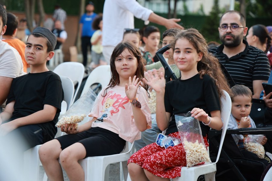 Mahallemde Sinema Var Tam Gaz Devam Ediyor